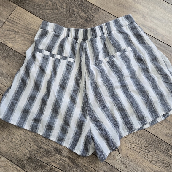 Heartloom Striped Gray and White Women's Medium Shorts - Picture 2 of 13